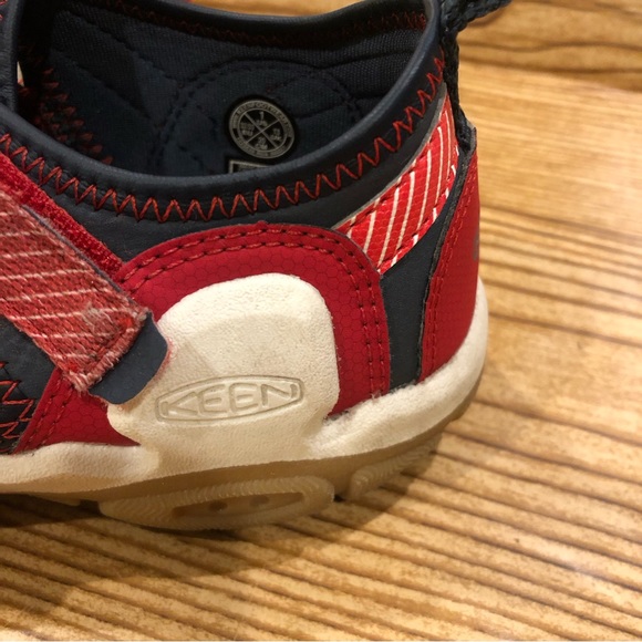 Size 1 kids Keen waterproof shoes. Red blue - Picture 7 of 11